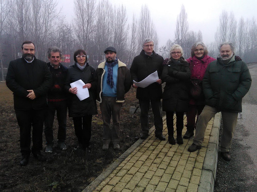 Foto ricordo al termine del sopralluogo presso le aree verdi all ASL di Asti per individuare gli spazi dove procedere con la messa a dimora degli alberi per la realizzazione del nuovo "Parco della salute dell