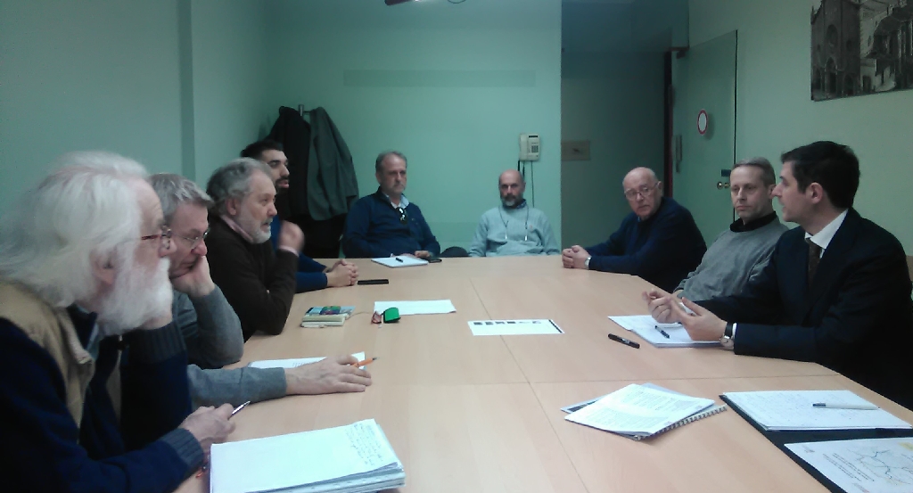 Foto della riunione operativa del Tavolo tecnico per la Mobilità sostenibile presieduto dall Arch. Giovanni Currado. Nella foto (da sx in senso orario): Luigi Arrigotti, Gigi Fiore, Giancarlo Dapavo, Mirko Grieco, Gilberto Balarello, Alessandro Mortarino, Erildo Ferro, Mario Didier e Giovanni Currado [Foto di Riccardo Palma].