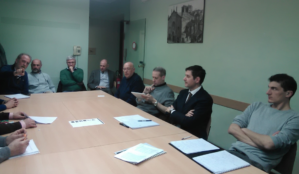 Foto della riunione operativa del Tavolo tecnico per la Mobilità sostenibile presieduto dall Arch. Giovanni Currado. Nella foto (da sx in senso orario): Gilberto Balarello, Alessandro Mortarino, Angelo Porta, Elio Morino, Erildo Ferro, Mario Didier, Giovanni Currado, Tommaso Gavazza (Segretario verbalizzante) [Foto di Riccardo Palma].