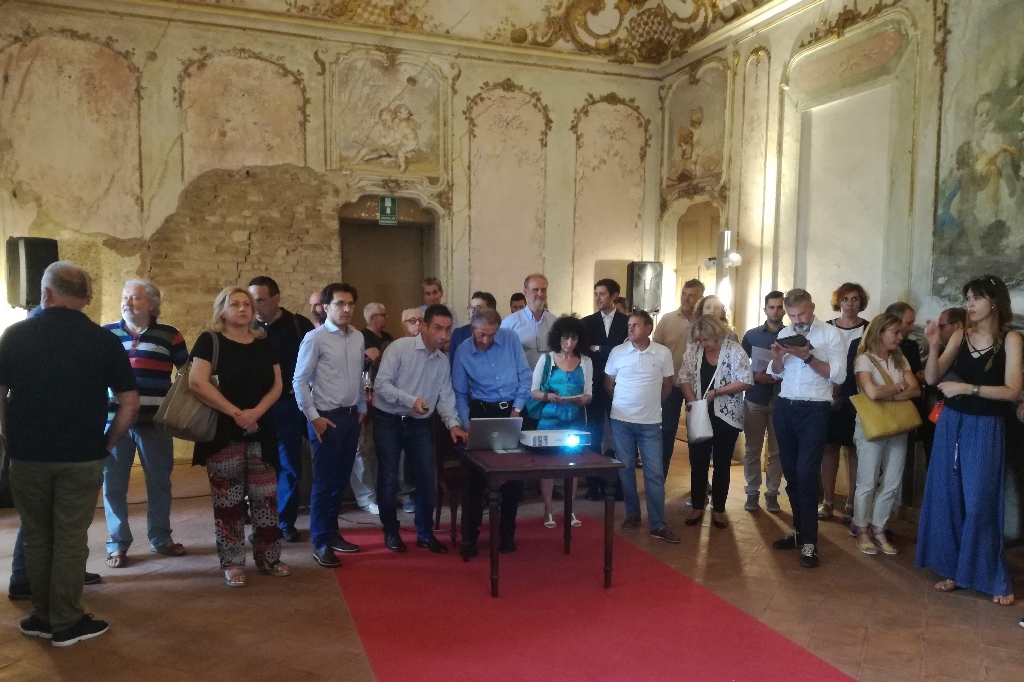 Presentazione da parte di vari professionisti delle problematiche di dissesto della Linea ferroviaria nel tratto Castagnole delle Lanze-Alba e delle misure da mettere in atto per il ripristino e messa in sicurezza [Foto di Riccardo Palma].