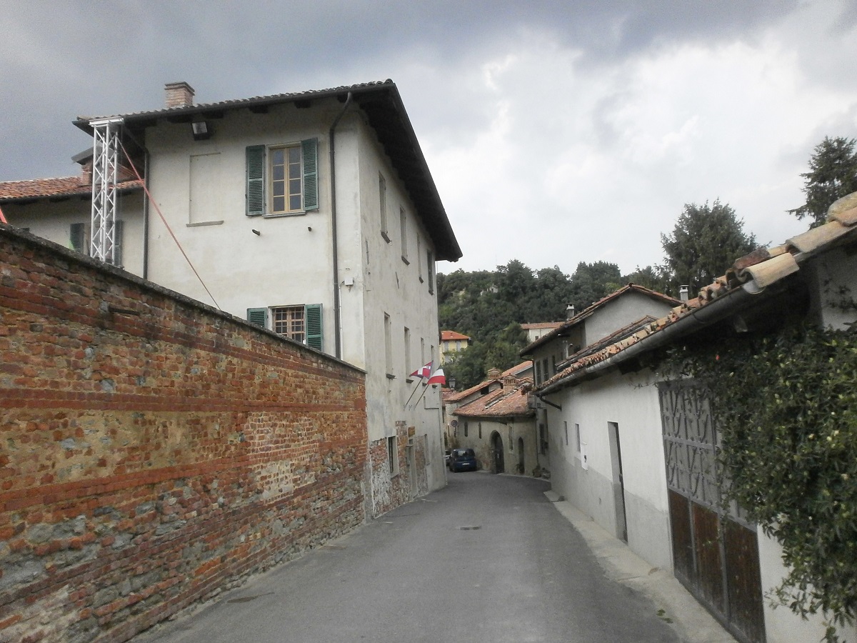 Veduta del caratteristico borgo di Aramengo d Asti, sede presso il Municipio della ventunesima riunione operativa del Tavolo tecnico per la mobilità sostenibile.