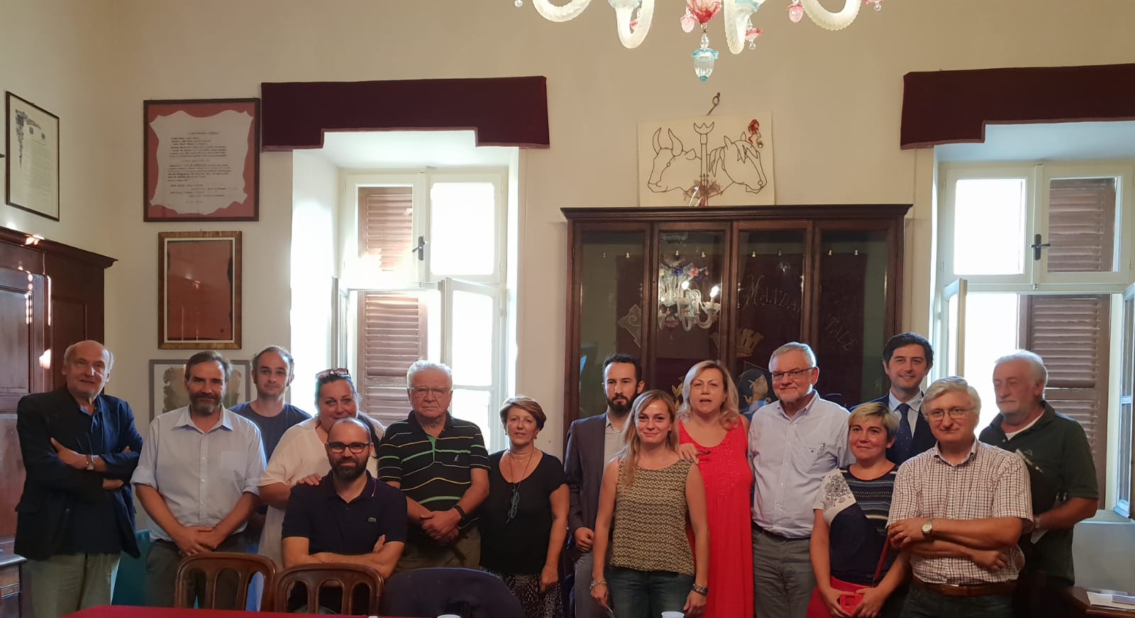 Foto ricordo al termine della riunione operativa presso il Municipio di Cocconato per procedere con la riattivazione della Linea ferroviaria Asti - Chivasso [Foto Segreteria Consigliera Angela Motta].