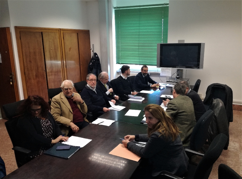 Momento della riunione della Rete degli Osservatori del paesaggio del Piemonte con l Assessore Alberto Valmaggia all Urbanistica della Regione Piemonte per l esame di un Protocollo d Intesa sui temi di comune interesse sul paesaggio. Nella foto (da sx in basso in senso orario): Roberta Ranuschio (Osservatorio per il paesaggio delle valli Alta Bormida e Uzzone), Valerio Di Battista (Osservatorio del Paesaggio del Monferrato casalese) e Silvio Veglio (Osservatorio per la Tutela del Paesaggio di Langhe e Roero), Ruggero Barenghi (Osservatorio del paesaggio dell Ovest Ticino e Bassa Novarese), Fabrizio Aimar e Marco Devecchi (osservatorio del Paesaggio del Monferrato e dell Astigiano), Diego Corradin (Osservatorio del paesaggio dell Anfiteatro morenico di Ivrea), Luca Battaglini (Osservatorio dei Parchi del Po e della collina torinese) e Daniela Bosia (Osservatorio del paesaggio del Mongioie e Presidente della Rete degli Osservatori del Paesaggio del Piemonte) [Foto di Riccardo Palma].