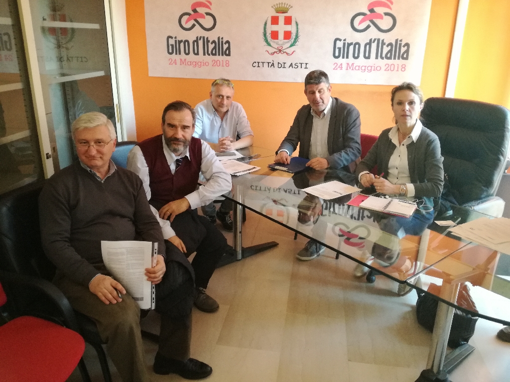 Foto dei partecipanti alla riunione per la riqualificazione del Viale alberato di Corso Torino ad Asti. Da (sx): Angelo Porta (Presidente del Circolo Legambiente Valtriversa), Marco Devecchi (Osservatorio del Paesaggio),  Claudio Ferrero e Gilberto Belinghieri (Comune di Asti) e Assessore Stefania Morra alle infrastrutture del Comune di Asti [Foto di Riccardo Palma].