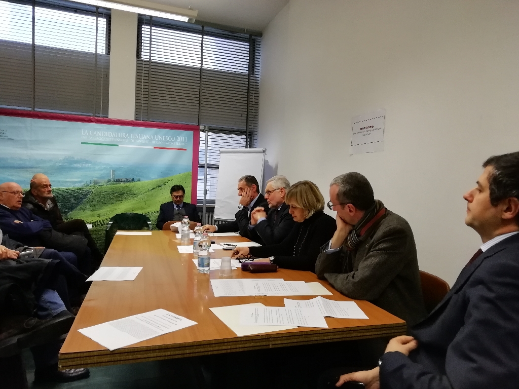 Foto della Riunione con l Assessore Francesco Balocco per riattivare la Linea ferroviaria Asti - Castagnole delle Lanze presso Sede dell Associazione per il Patrimonio dei paesaggi vitivinicoli di Langhe-Roero e Monferrato ad Asti (Piazza Alfieri 30 - Palazzo della Prefettura 14100 Asti), giovedì 31 gennaio 2019, ore 16.00. Al Tavolo dei relatori da sx in senso orario: Dott. Roberto Cerrato (Direttore dell Associazione per il Patrimonio dei paesaggi vitivinicoli di Langhe-Roero e Monferrato, Dott. Gianfranco Comaschi (Presidente dell Associazione per il Patrimonio dei paesaggi vitivinicoli di Langhe-Roero e Monferrato), Assessore Francesco Balocco ai trasporti della Regione Piemonte, Dott.ssa Rosanna Martini (Assessore ai Trasporti Comune di Alba), Dott. Renato Berzano (Assessore ai trasporti e all Ambiente per la Città di Asti) e Arch. Giovanni Currado (Presidente del Tavolo tecnico per la mobilità sostenibile).