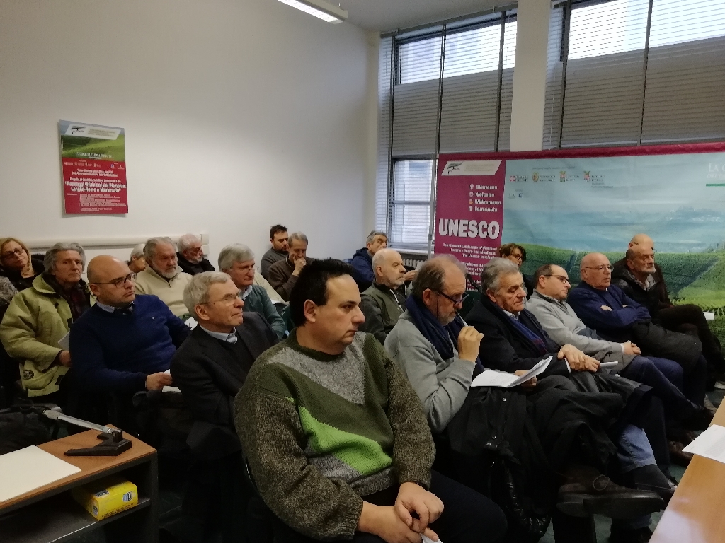 Veduta del folto ed interessato pubblico presente alla riunione del Tavolo tecnico per la mobilità sostenibile con l Assessore Francesco Balocco per la riattivazione della Linea ferroviaria Asti - Castagnole delle Lanze. Angela Motta, Ernesto Doglio Cotto, Giancarlo Dapavo, Laurana Lajolo, Aldo Pavanello, Riccardo Palma, Mario Didier, Giacomo Massimelli, Angelo Porta, Vittorio Fiore, Gigi Fiore, Roberto Borri, Gilberto Balarello, Gianni Borriero, Carlo Mancuso, Erildo Ferro,