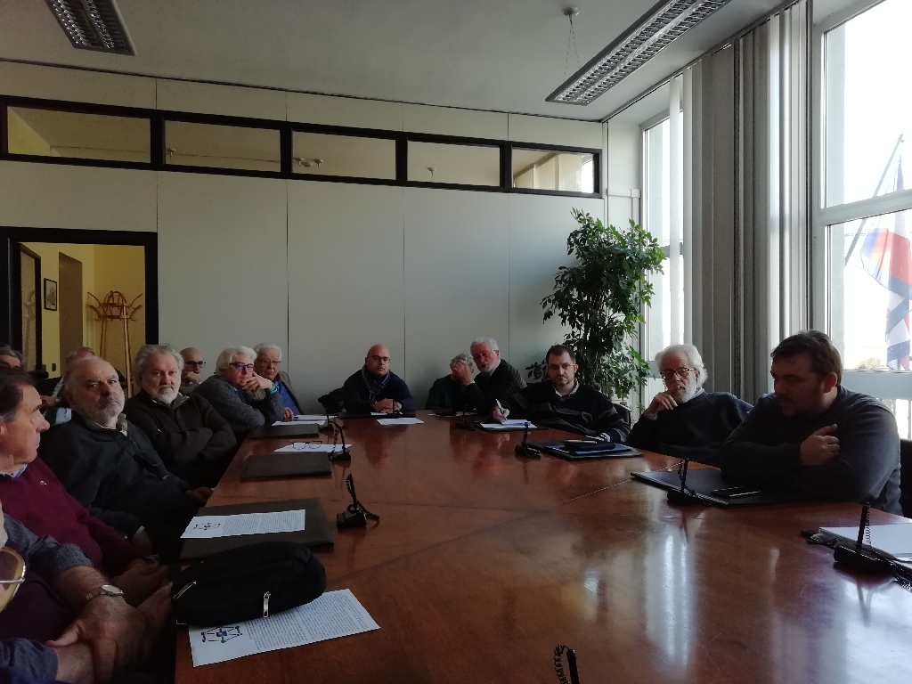 Foto con i partecipanti alla riunione del Tavolo tecnico per la mobilità sostenibile con il Presidente Marco Gabusi della Provincia di Asti.