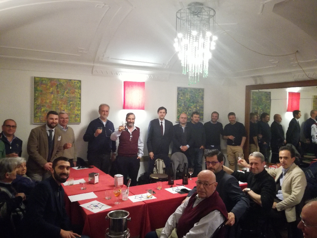 Brindisi al termine della riunione del Tavolo tecnico per l organizzazione di un incontro pubblico con i candidati Presidenti e Consiglieri alla Regione Piemonte e Candidati al parlamento europeo sui temi della mobilità sostenibile [FOTO di Riccardo Palma].