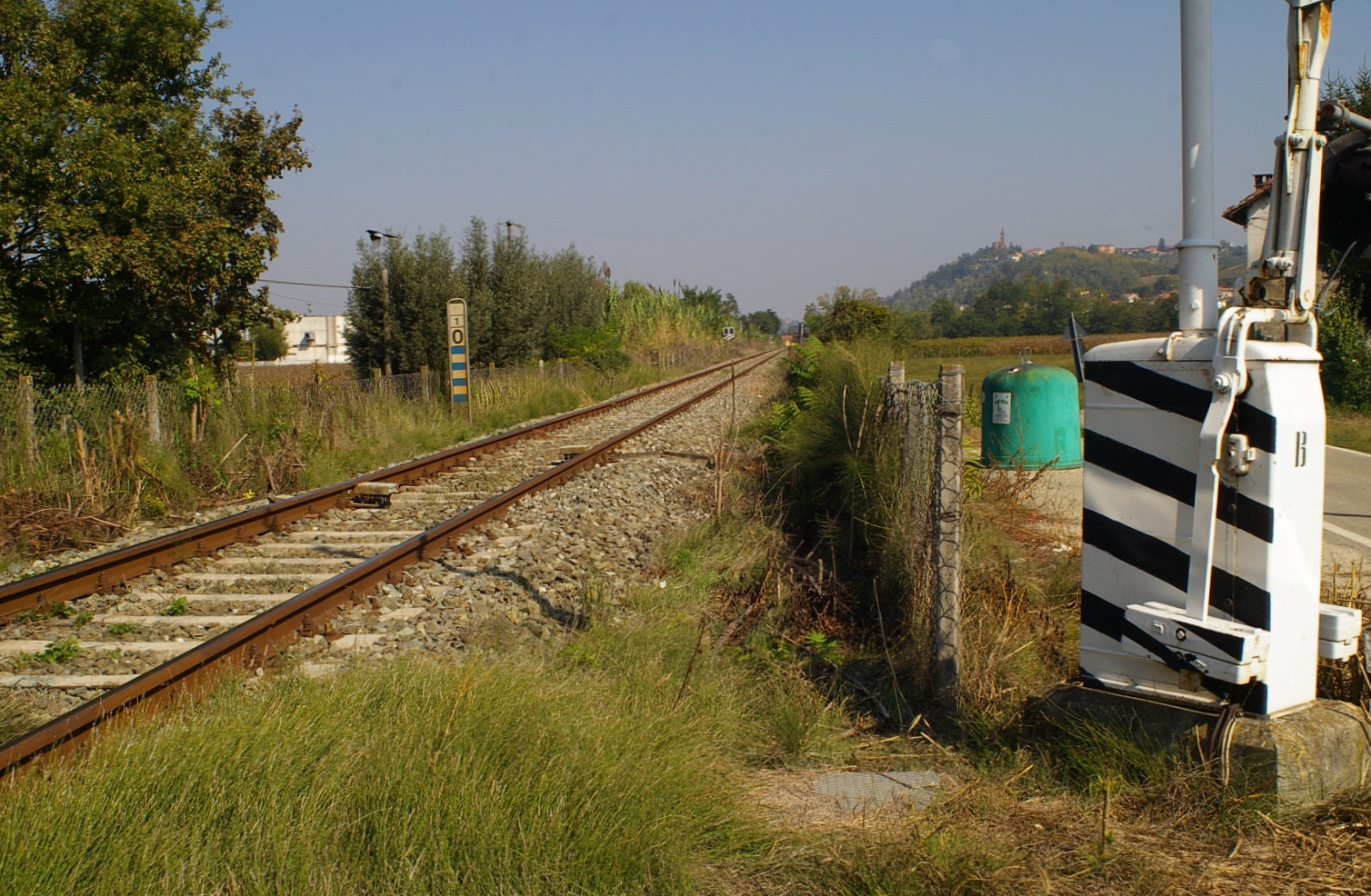 Veduta del passaggio a livello ad Isola d Asti (Frazione Chiappa) della linea ferroviaria Asti-Castagnole delle Lanze-Alba.
