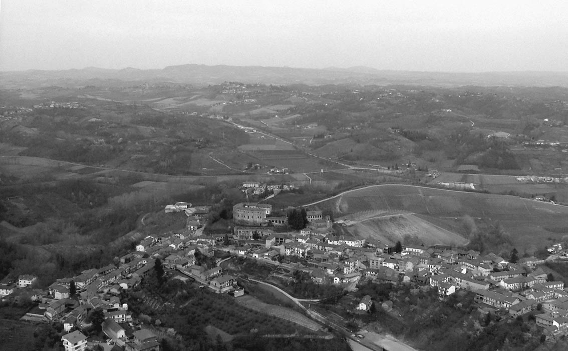 Veduta dall’alto dell’abitato di Settime d’Asti e dello straordinario paesaggio collinare circostante (Foto Paola Grassi).