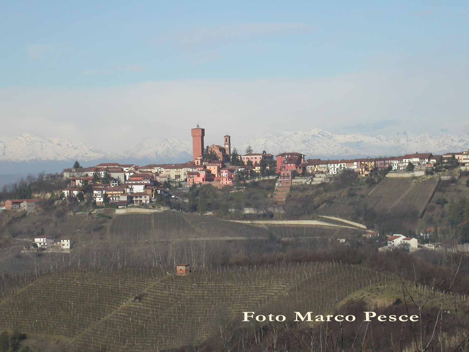 Veduta dell'abitato di Mongardino con la evidente Torre piezometrica