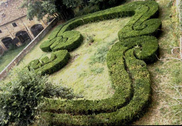 Straordinario parterre a forma di lira, presente nel giardino storico del Castello di Settime d'Asti.