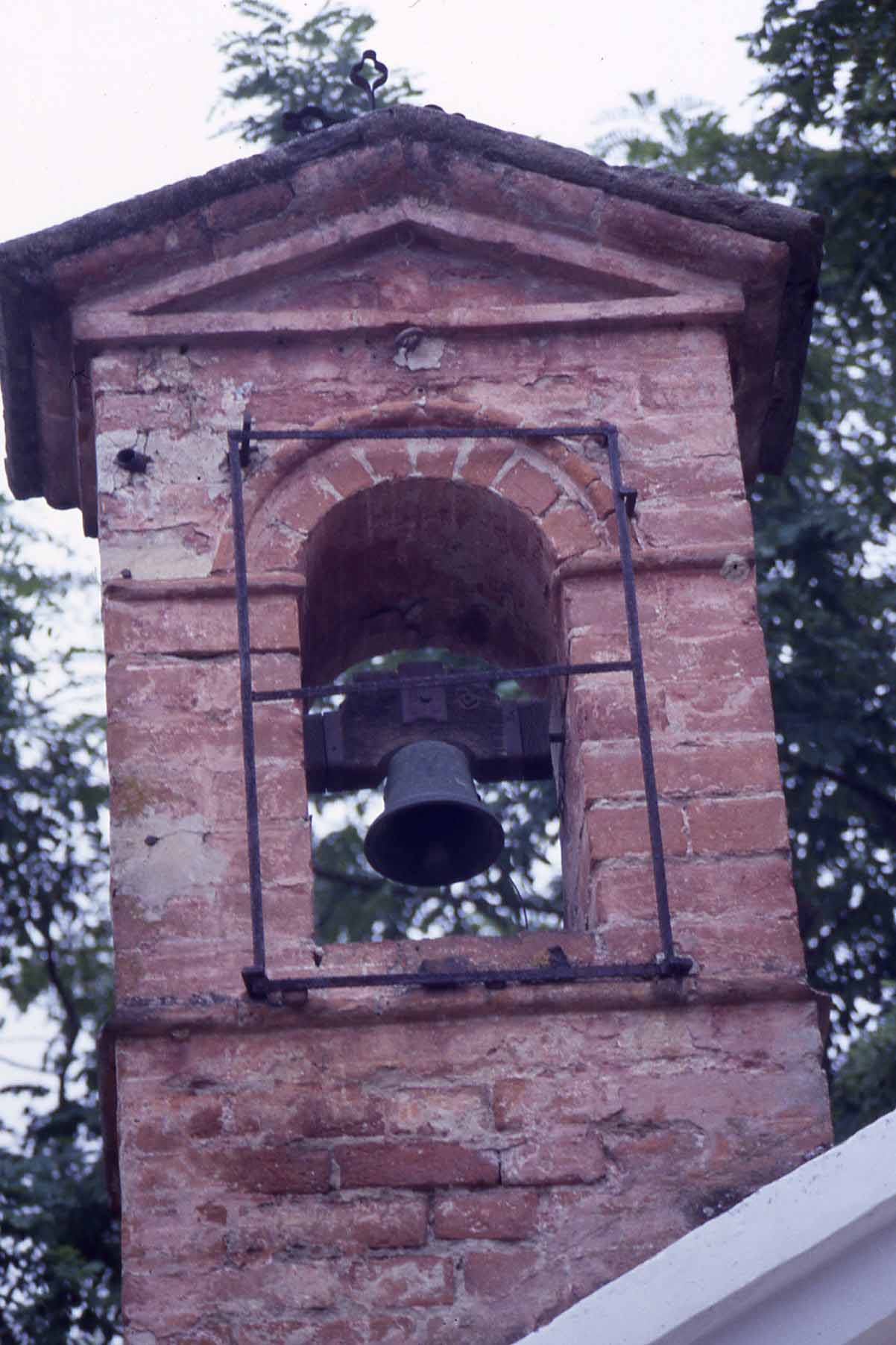 Campanile di una chiesetta campestre dell'Astigiano