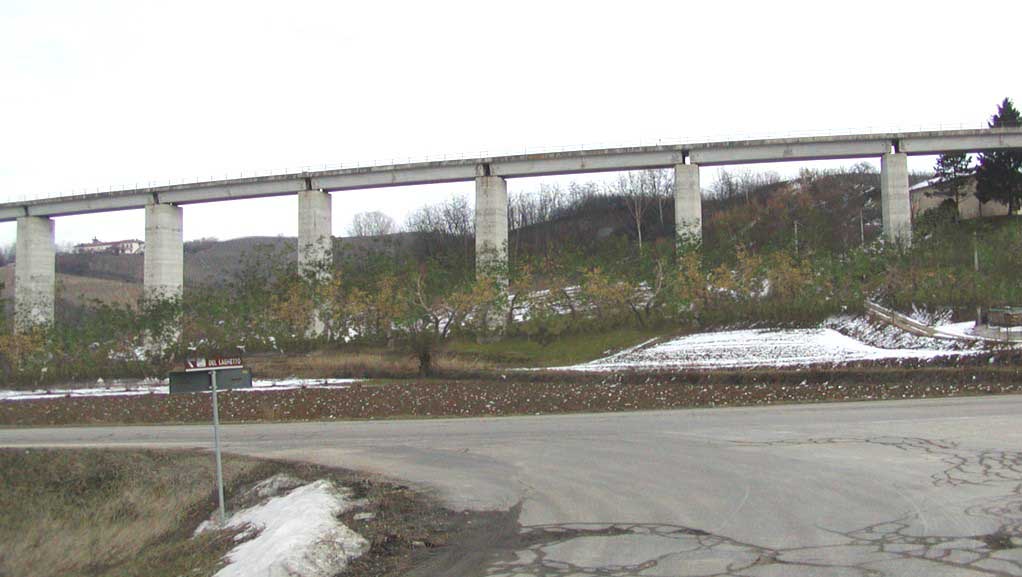 Dopo pochi anni dall'avvio degli interventi di mitigazione - Cavalcavia ferroviario Castagnole Lanze (AT)