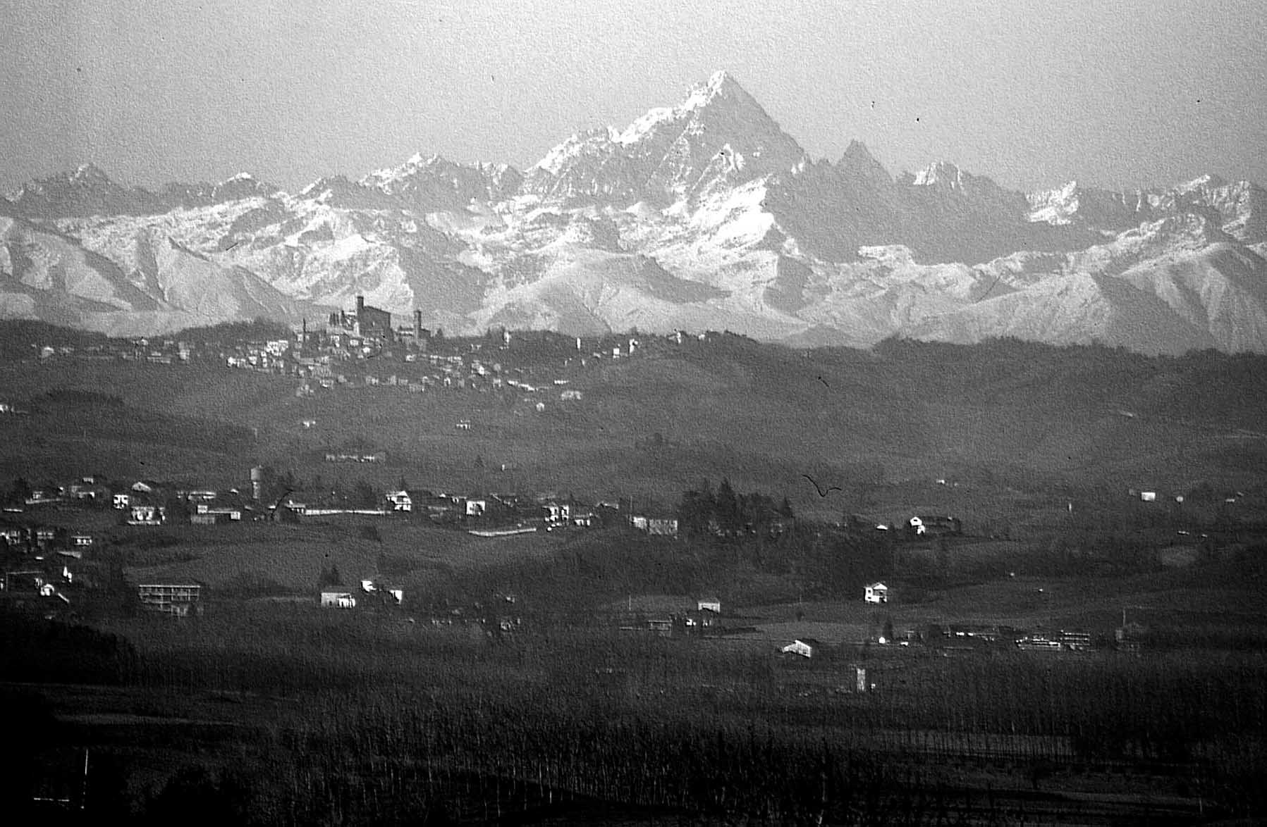 Veduta delle colline astigiane e sullo sfondo il Monviso