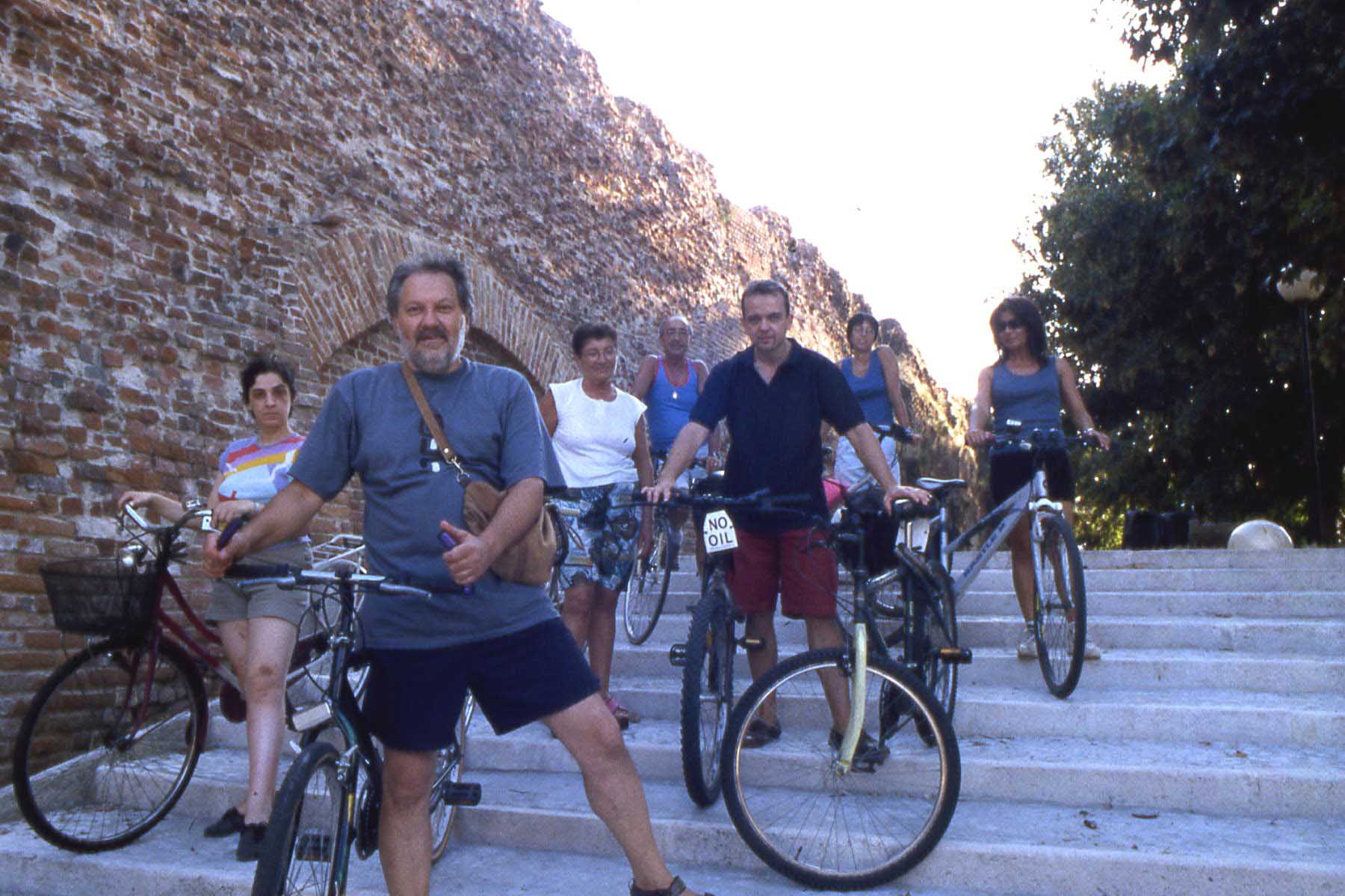 Partecipanti alle escursioni in bicicletta organizzate da Massa Critica.