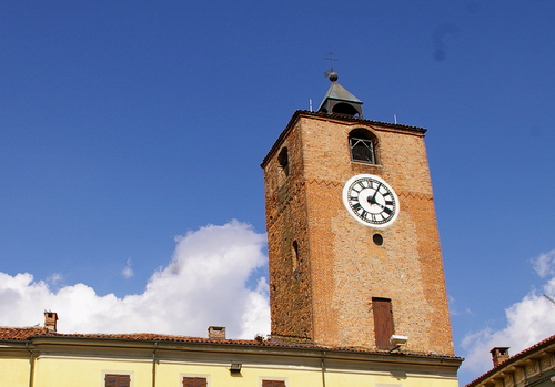 Veduta della Torre civica nel centro storico di Montechiaro d'Asti