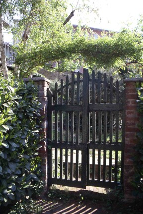 Elegante cancello in legno situato all'ingresso al giardino di Casa Ardito.
