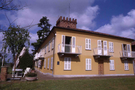 Elegante facciata dalle tinte piacevolmente calde ed accoglienti di Casa Borello.