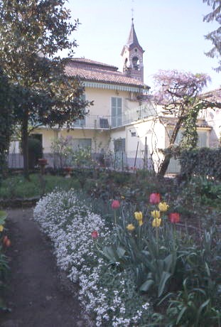 Veduta d'insieme del giardino di Casa Quirico con in primo piano le vivaci fioriture primaverili dei tulipani e il bordo bianco-gesso del Cerastium 