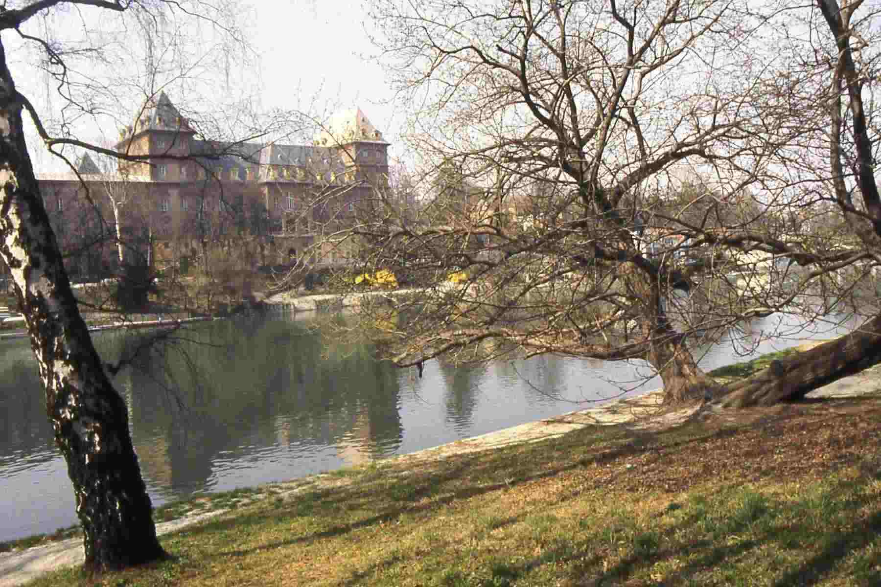 Veduta del Po nel tratto lungo il Castello del Valentino a Torino