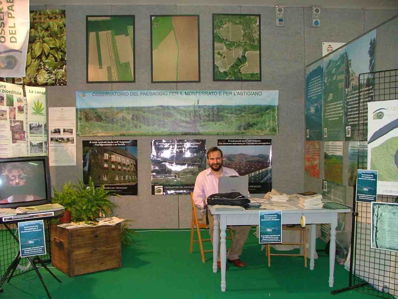 Veduta d'insieme dello stand dell'Osservatorio del paesaggio nella Fiera Città di Asti 2005 (Foto Paola Grassi)