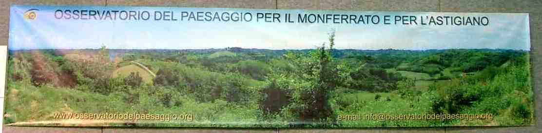 Striscione dell'Osservatorio del paesaggio esposto nello stand alla Fiera Città di Asti (Foto Paola Grassi)