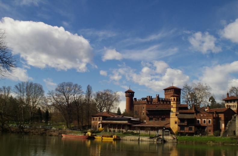 Veduta del Po a Torino in prossimità del Borgo medievale.