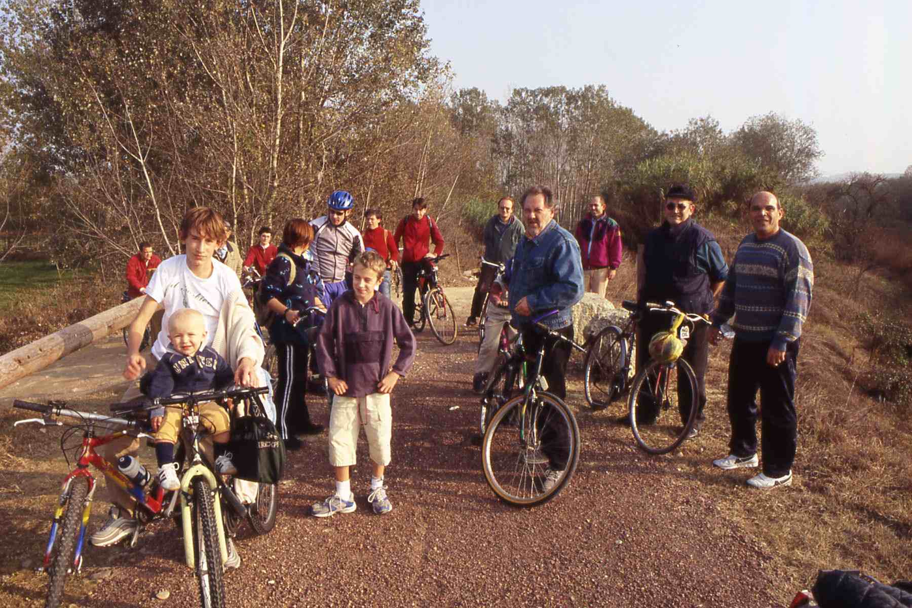 Ciclisti del gruppo astigiano di Massa critica, pronti per la biciclettata sulla nuova pista ciclabile realizzata sullargine del Tanaro per apprezzare lo straordinario paesaggio fluviale astigiano.