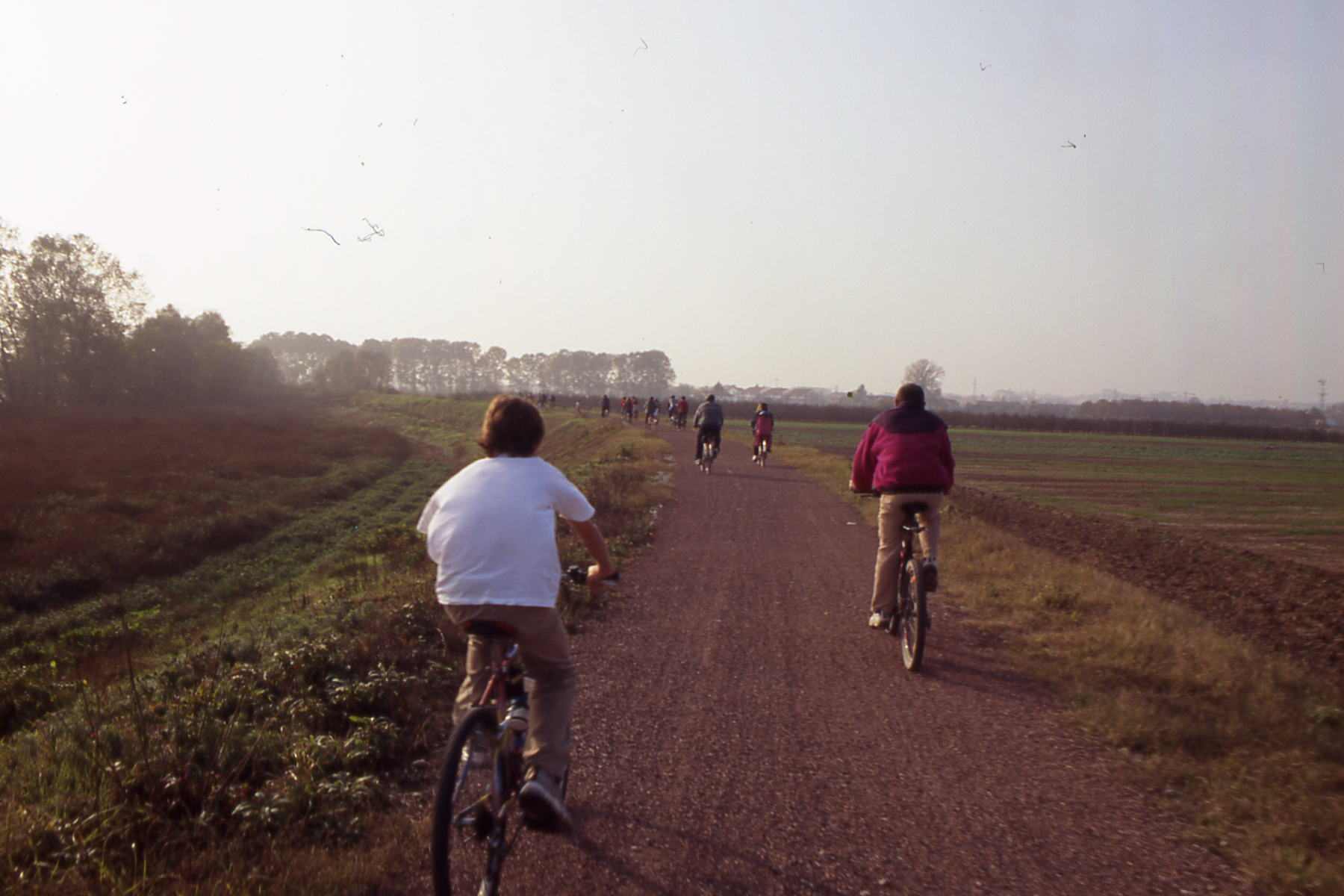 Partecipanti alla biciclettata sullargine del Tanaro ad Asti. 