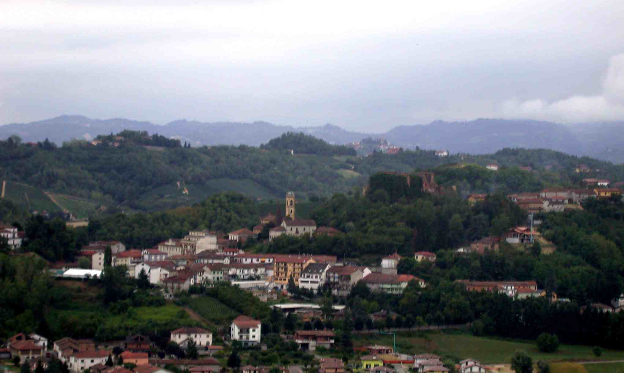 Veduta d'insieme dell'abitato di Mombercelli e  del paesaggio agrario circostante.