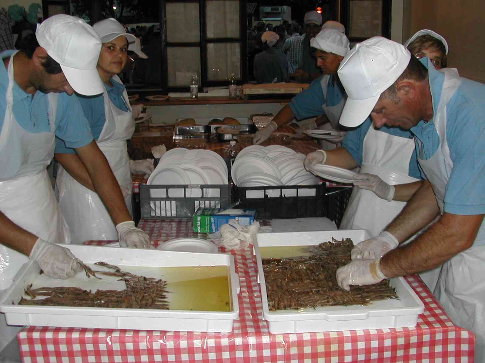 Personale addetto alla preparazione degli alimenti in occasione del Festival delle Sagre (Foto Coppola)
