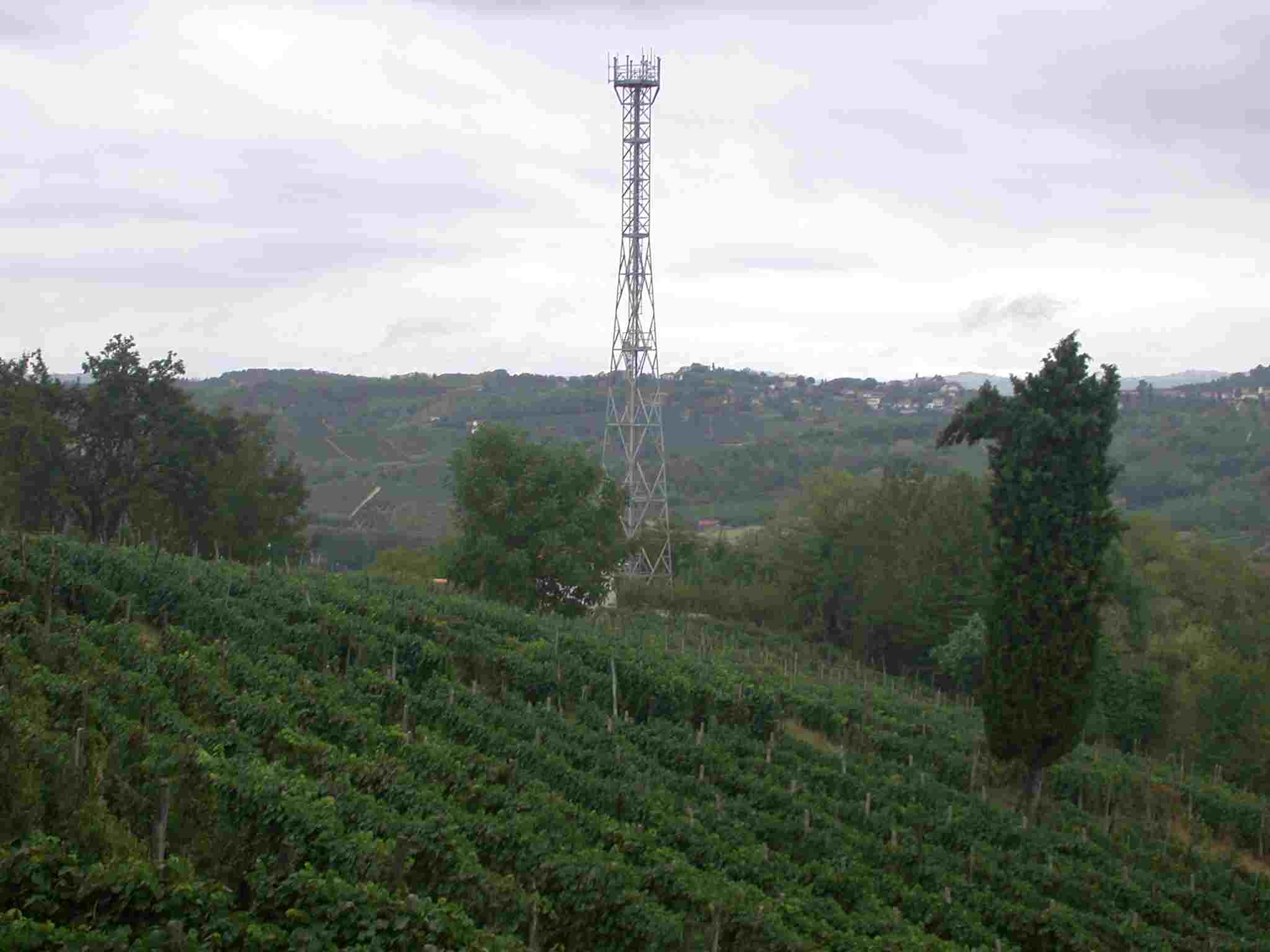 Ripetitore per la telefonia mobile a Mombercelli, deturpante il paesaggio agrario locale.