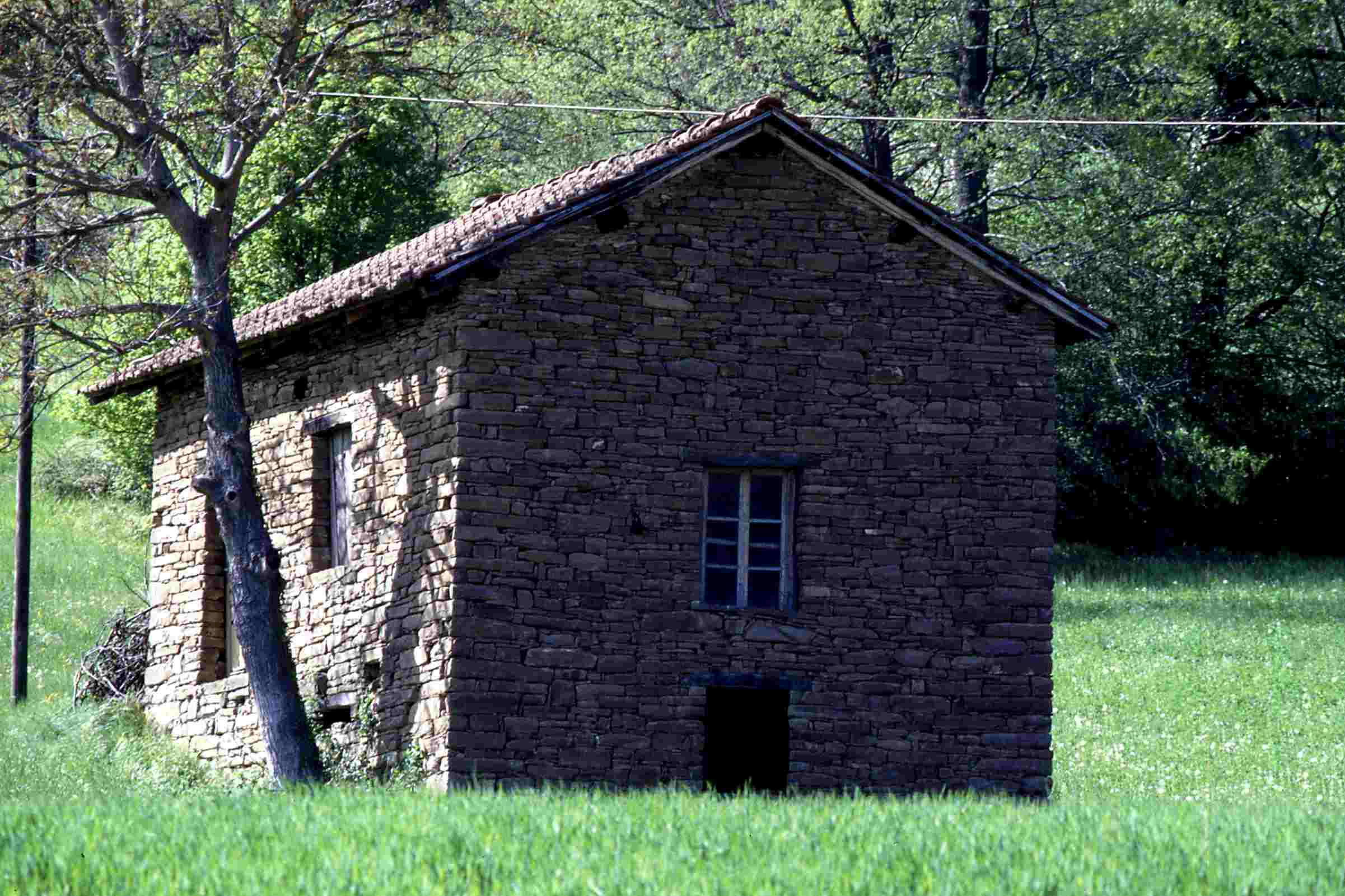 Interessante esempio di rustico in pietra della Valle Belbo perfettamente inserito nel paesaggio agrario.