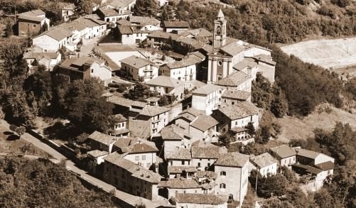  Veduta aerea dell’abitato di Montabone e del paesaggio circostante.