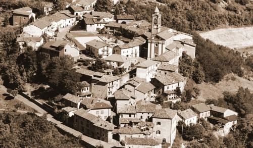  Veduta aerea dellabitato di Montabone e del paesaggio circostante.