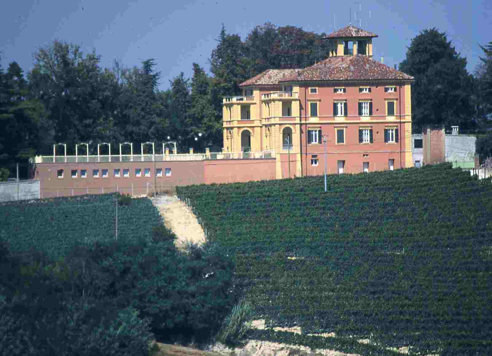 Veduta di Villa Badoglio a San Marzanotto (AT), inserita in uno straordinario paesaggio viticolo. La struttura rappresenta uno  dei futuri centri di riferimento per l’accoglienza turistica dell’Astigiano.