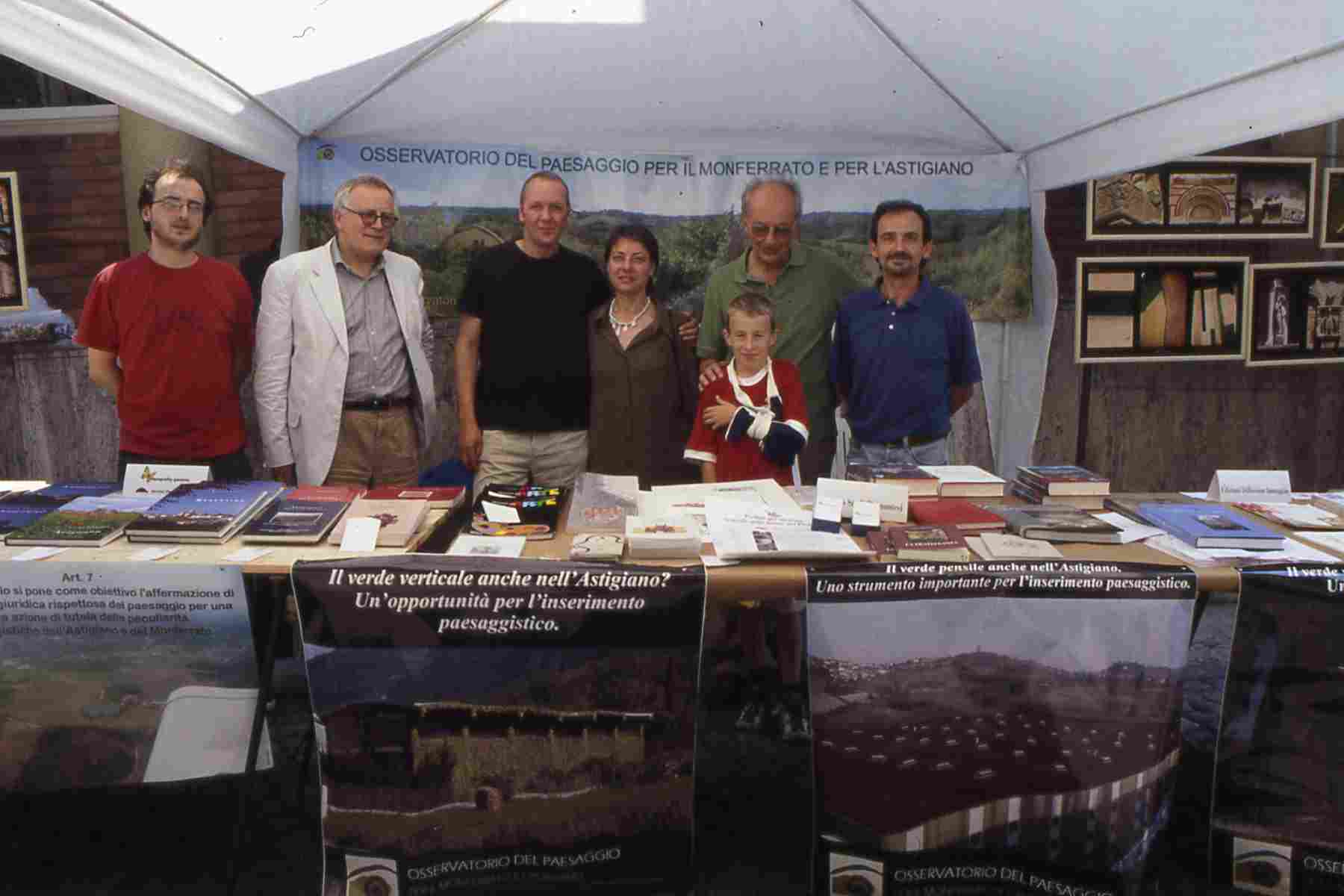 Foto ricordo dei partecipanti alla Rassegna espositiva della Piccola editoria piemontese presso lo Stand dell'Osservatorio del Paesaggio: da sinistra Andrea Parena, Dario Rei, Mark Cooper, Paola Grassi, Matteo Devecchi, Francesco Garetto, Pietro Parena.