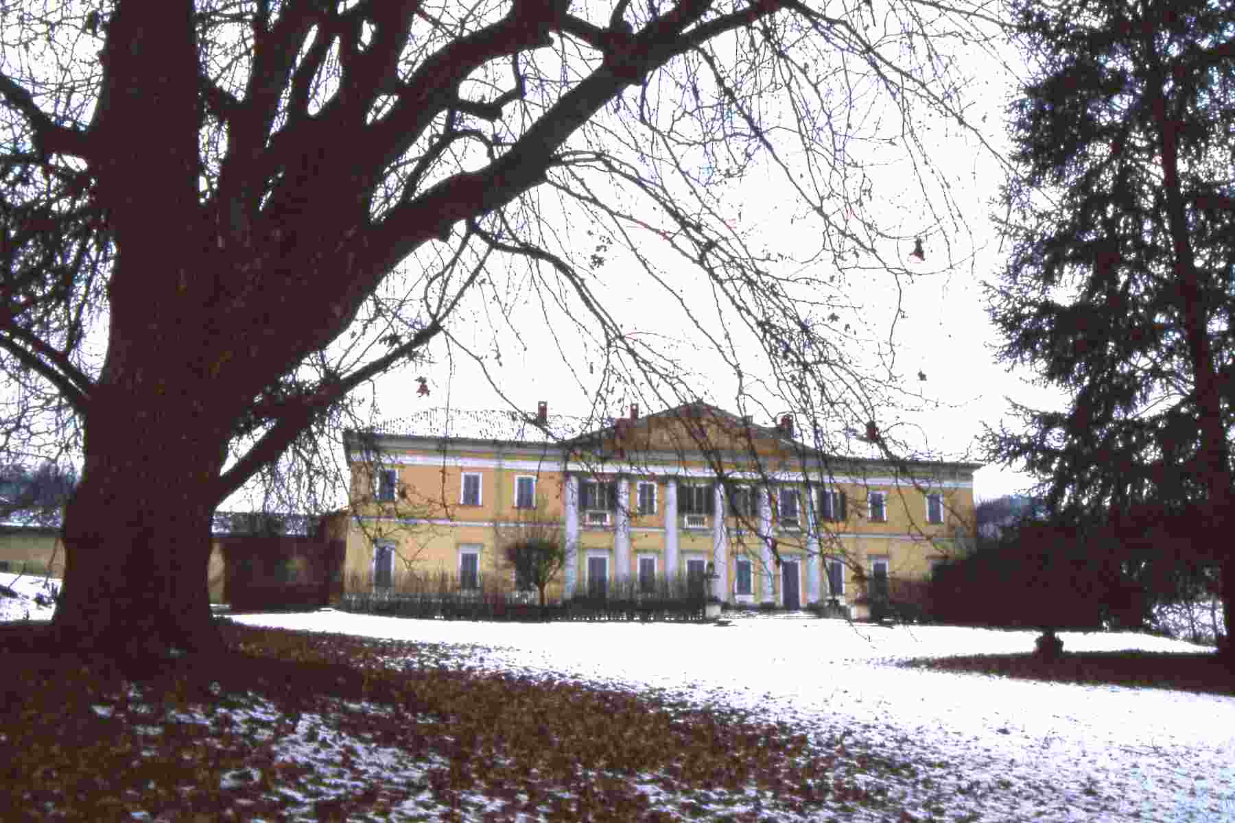 Veuta d'insieme della pregevolissima villa settecentesca di Valdeperno, circondata da uno dei parchi storici più interessanti dell'Astigiano, appartenuta ai Conti Gazelli di Rossana.