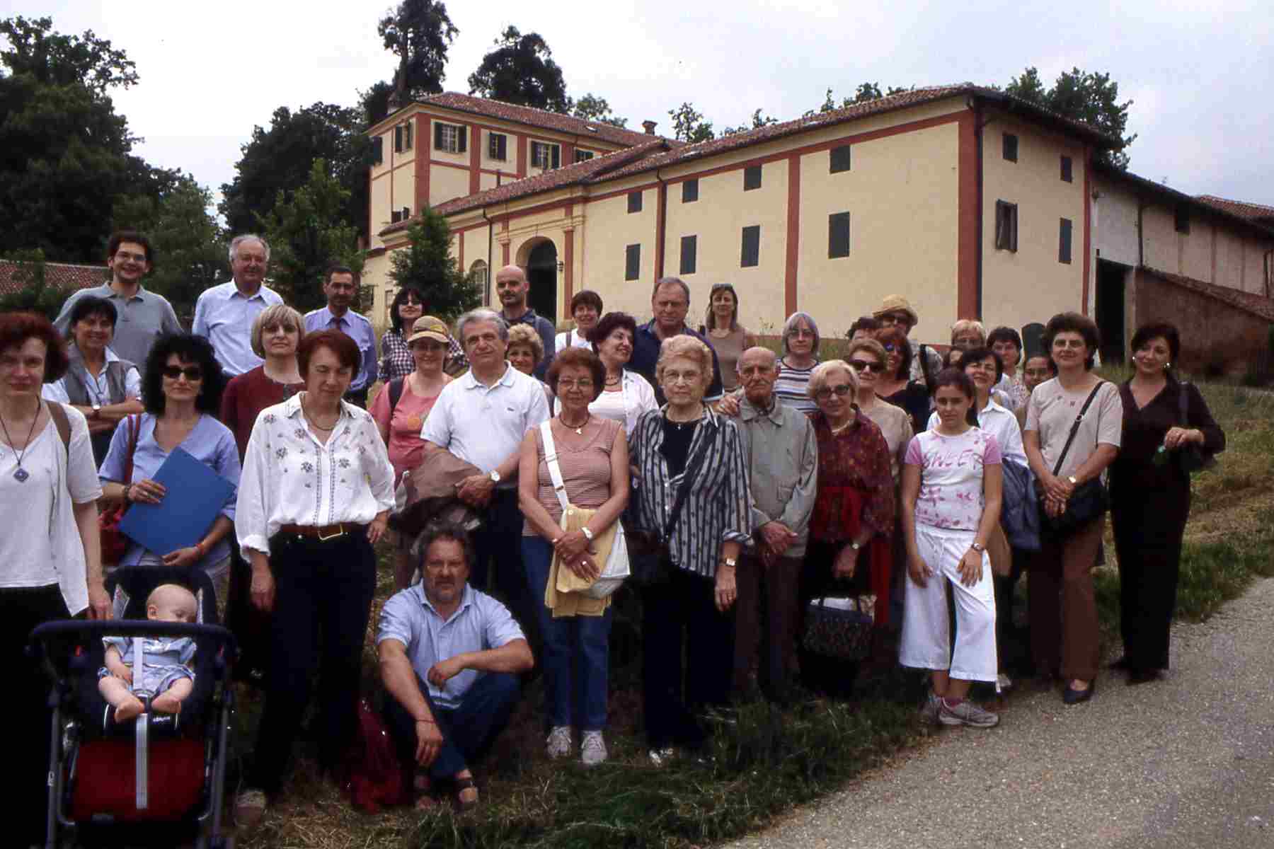 Foto ricordo della Visita al Giardino della Torre di Batibò da parte dei partecipanti alla II edizione della Manifestazione VerdeTerra, organizzata dalla Dott.ssa Laura Nosenzo per il Comune di Asti. Nella foto (in alto a sinistra) il Proprietario della Tenuta: il Dott. Luca Durandi.