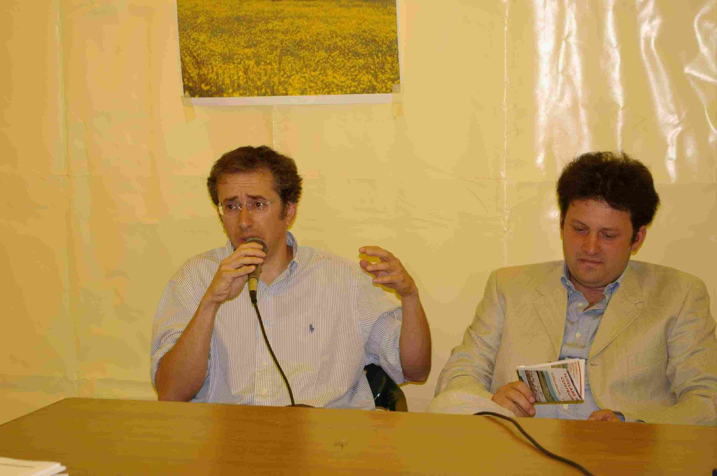  Saluto del Dott. Ezio Oddone (sx) del Comitato promotore del Convegno"TUTELARE IL PAESAGGIO, COSTRUIRE IL FUTURO" Villadeati - Sabato 10 giugno 2006 