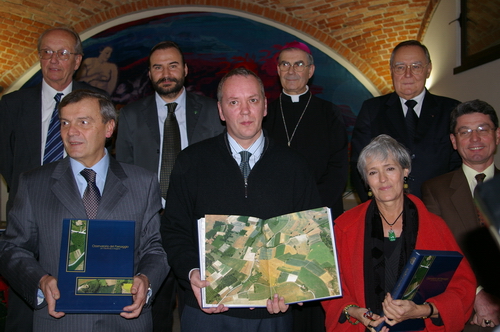 Foto ricordo della Presentazione del Volume (Francesco Garetto, Marco Devecchi, Mons. Francesco Ravinale, Michele Maggiora, Aldo Pia, Mark Cooper, Paola Salerno e Claudio Corsini)