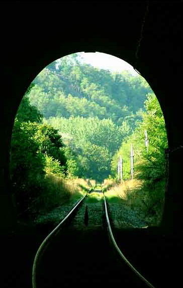 Paesaggio astigiano visibile all'uscita della galleria della linea ferroviaria Asti-Chivasso