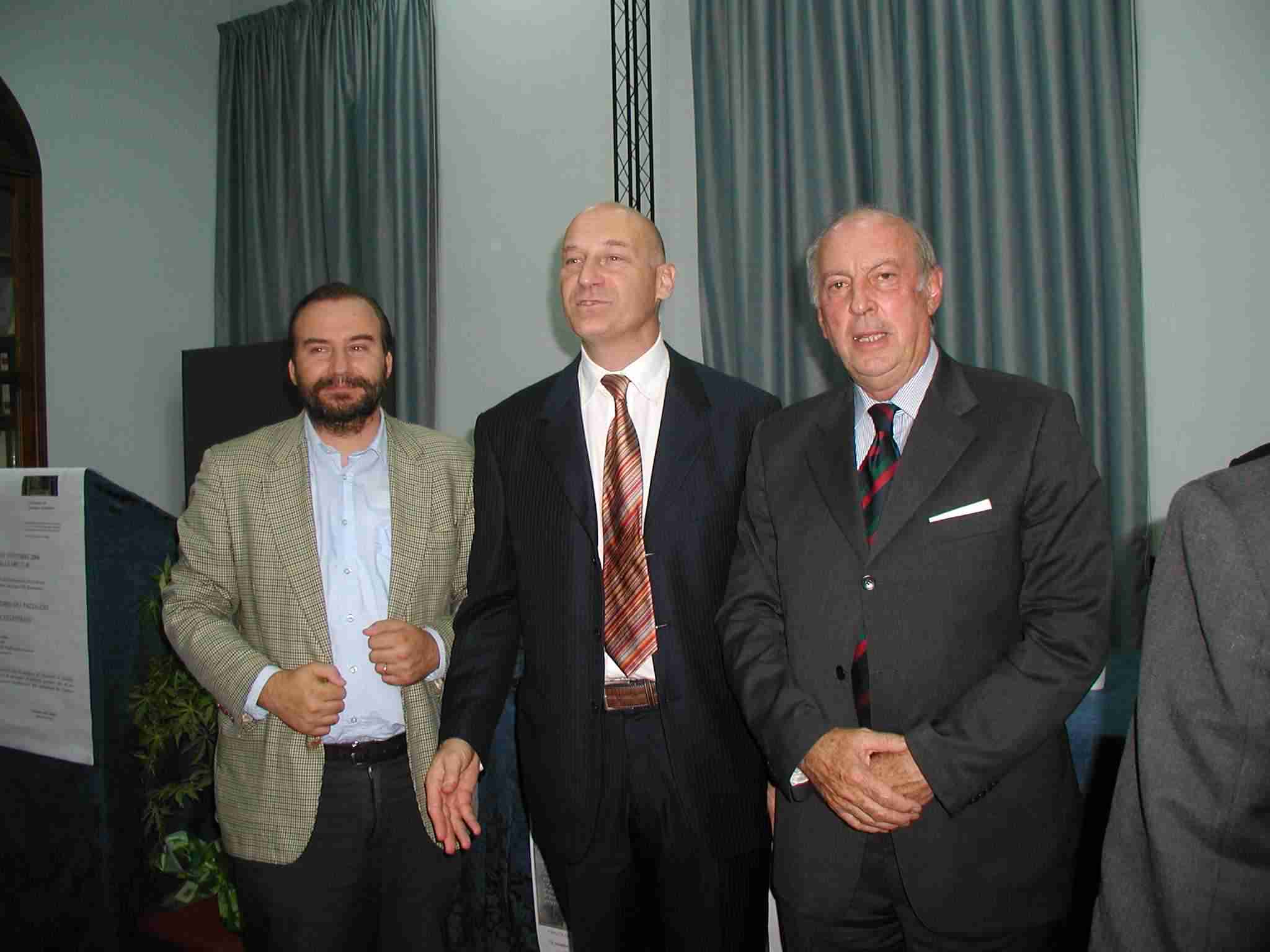 Foto ricordo dell'incontro di presentazione dell'Osservatorio del paesaggio Alessandrino -(dx) Gian Paolo Bardazza (Segretario dell'Osservatorio del paesaggio del Monferrato Casalese) - (centro) Carlo Bidone (Presidente dell'Osservatorio del paesaggio Alessandrino) - (sx) Marco Devecchi (Presidente dell'Osservatorio del Paesaggio per il Monferrato e l'Astigiano).