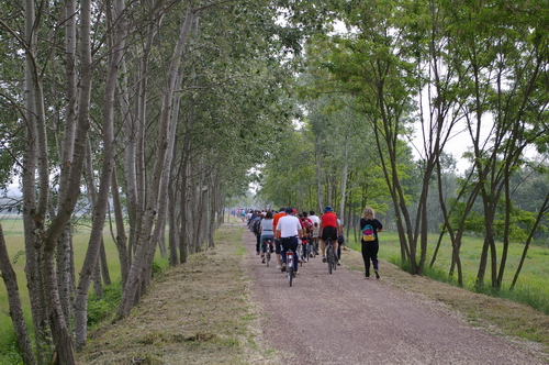 Partecipanti alla bicicletata lungo le sponde del fiume Tanaro (Verdeterra 2006)