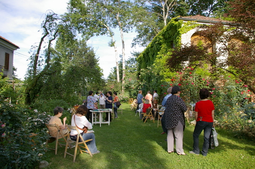 Fioritura degli iris e delle peonie nel giardino "Il canonico di Casabianca"