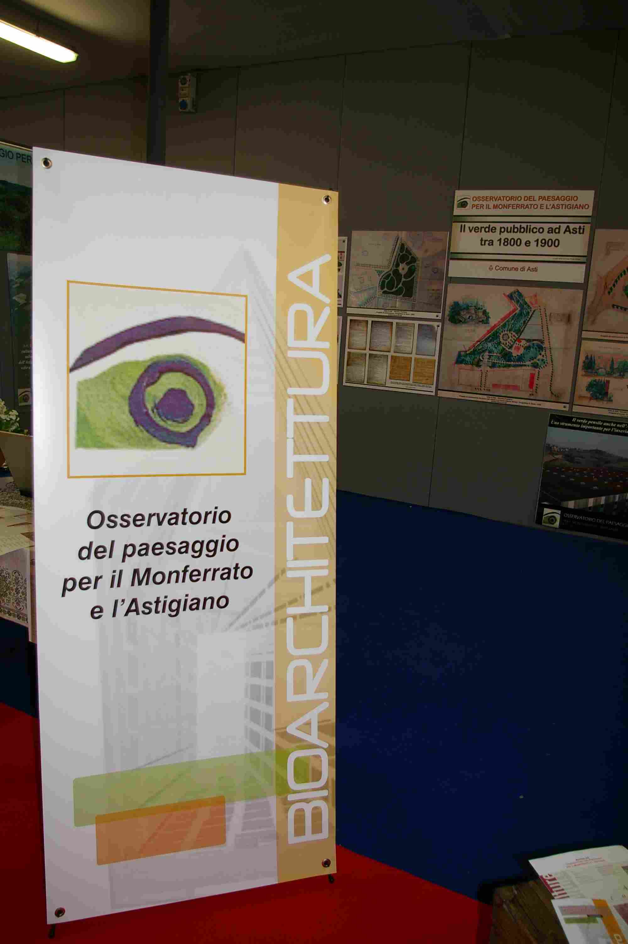 Logo dell'Osservatorio del paesaggio riportato sul telone degli stand sel Settore della Bioarchitettura della Fiera Città di Asti.
