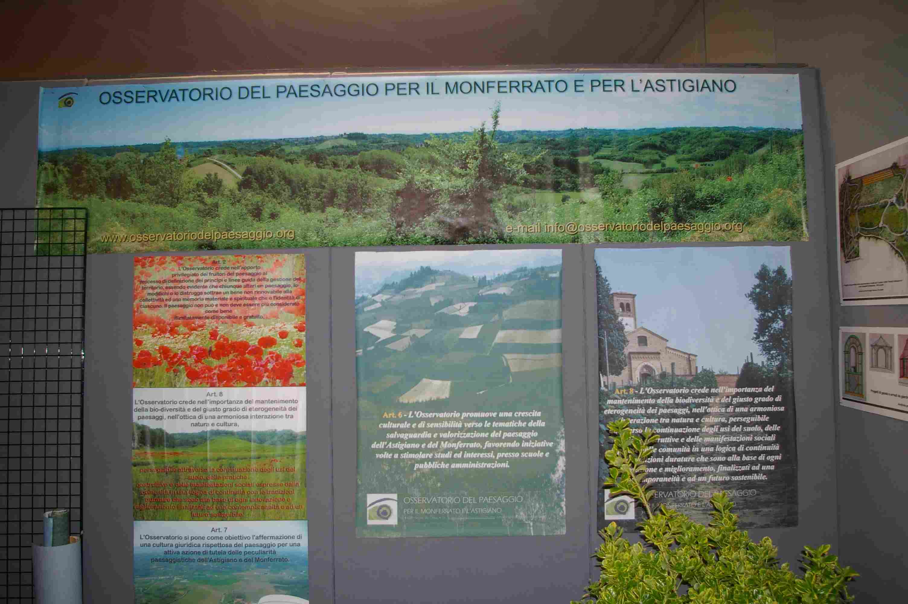  Veduta dei poster  dell'Osservatorio del paesaggio all'interno dello Stand con gli articoli del Manifesto di Soglio.