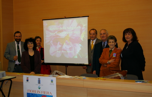 Foto ricordo dell incontro di Piero Amerio (Docente di Psicologia sociale dell Università degli Studi di Torino) su "Vi racconto di me in giardino. Collezione di rose antiche del Roseto "La Sorpresa" a Serra Perno (Castell Alfero)". Nella foto da (sx) Marco Devecchi, Laura Nosenzo, Paola Grassi, Carlo Alberto Botto, Piero Amerio, Gisella Giambone e Angela Quaglia.
