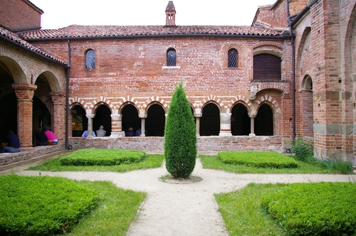Veduta del giardino interno dell'Abbazia di Vezzolano ad Albugnano.